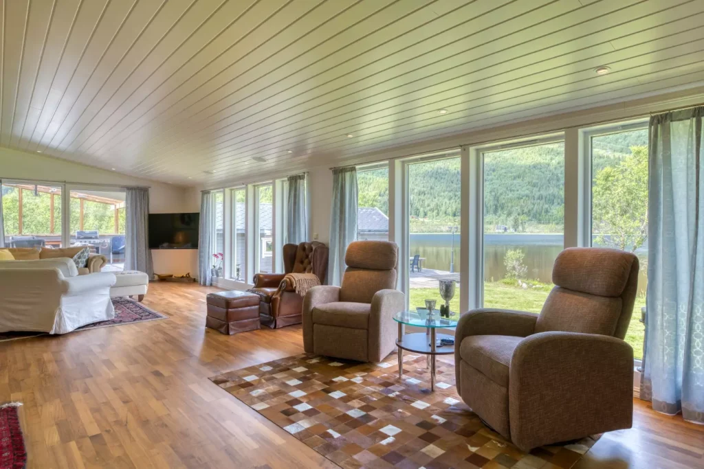 The main living room with a full wall of windows facing the lake offers a fantastic view, and 3 lounges in the living room, a large TV and a sound system integrated in the ceiling that provides indescribably good (and loud) sound. A great wood-burning stove provides lovely heat, and a large door directly out to the terrace.