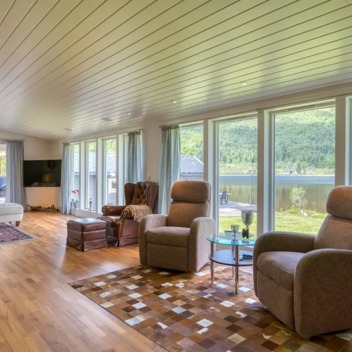 The main living room with a full wall of windows facing the lake offers a fantastic view, and 3 lounges in the living room, a large TV and a sound system integrated in the ceiling that provides indescribably good (and loud) sound. A great wood-burning stove provides lovely heat, and a large door directly out to the terrace.