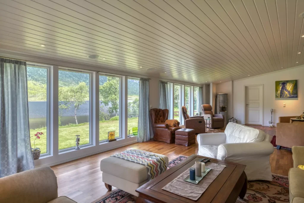 The main living room with a full wall of windows facing the lake offers a fantastic view, and 3 lounges in the living room, a large TV and a sound system integrated in the ceiling that provides indescribably good (and loud) sound. A great wood-burning stove provides lovely heat, and a large door directly out to the terrace.
