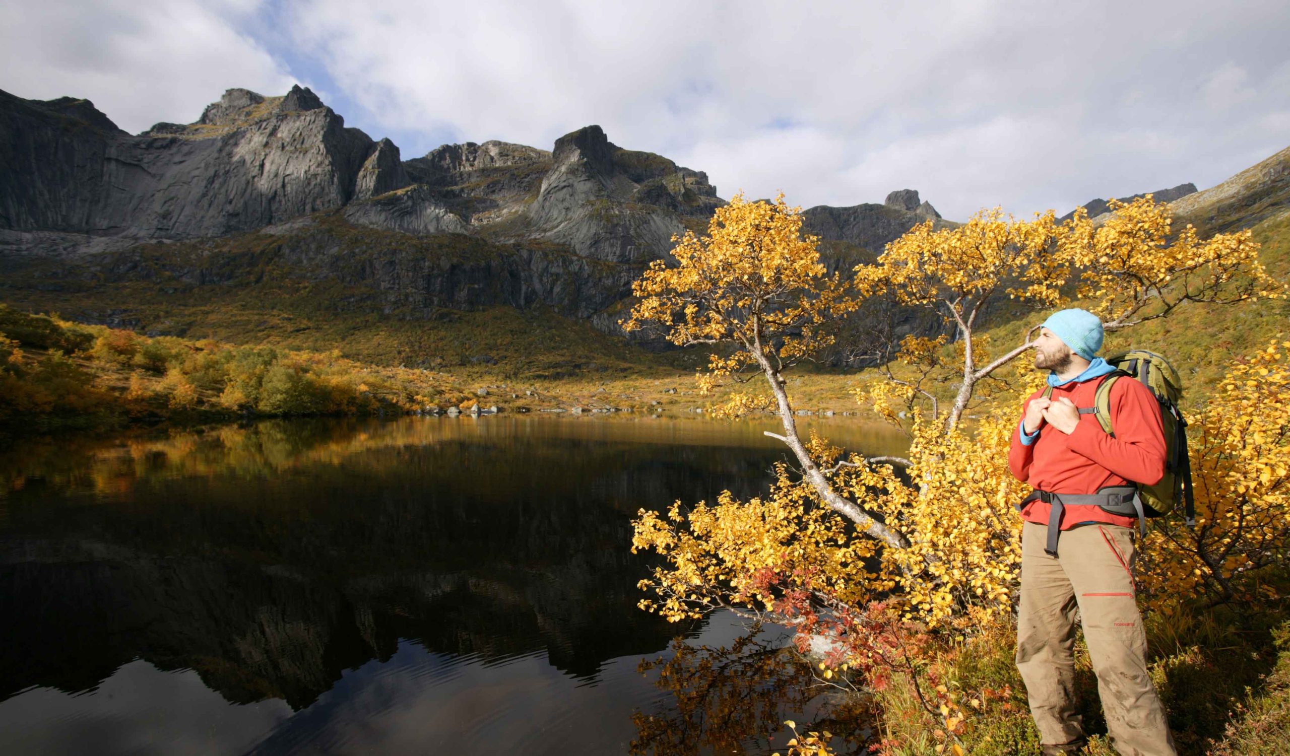 Mann på tur i Øksnes, Vesterålen. Man hiking in Øksnes, Vesterålen.