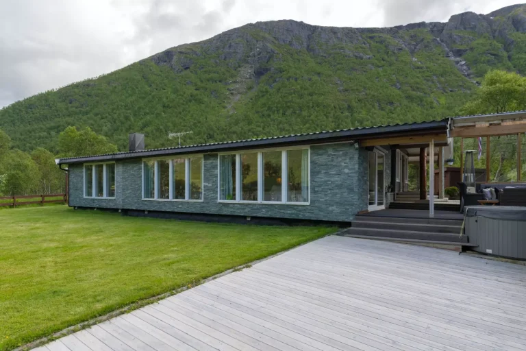 Very large and beautiful lodge with a full wall of windows facing the sea (lake).