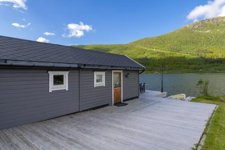Annex with a breakfast area at the front facing the water, a fireplace and a jetty from which you can fish for trout.