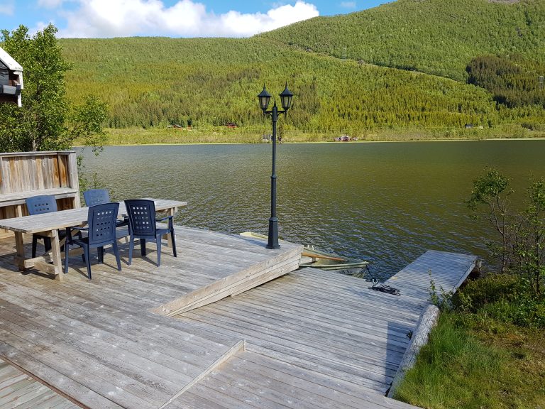 Fantastic dining area by the lake. Here you get the sun in the morning and it is absolutely lovely to start the day here with breakfast. Or in the afternoon or evening you can sit here and fish from the jetty.