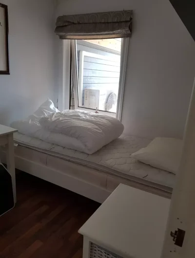 Bedroom no 4, single bed 90cm x 200xm. Quiet and peaceful bedroom with lots of fresh air. Work table where you can sit and work. Located right next to bathroom no. 2..